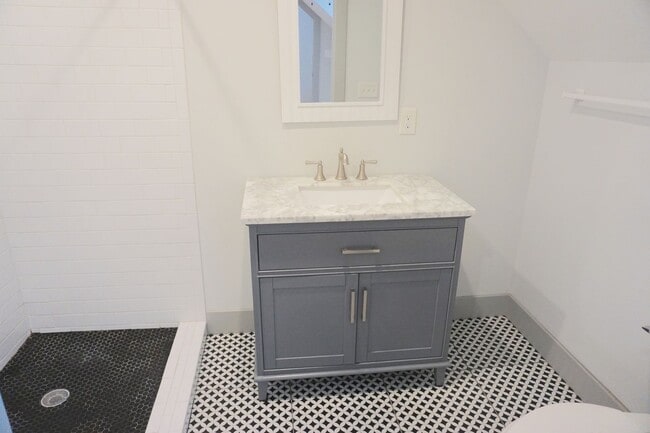 Building Photo - 2 BED | 2 BATH | HISTORIC DISTRICT | GATED BACKYARD WITH PORCH