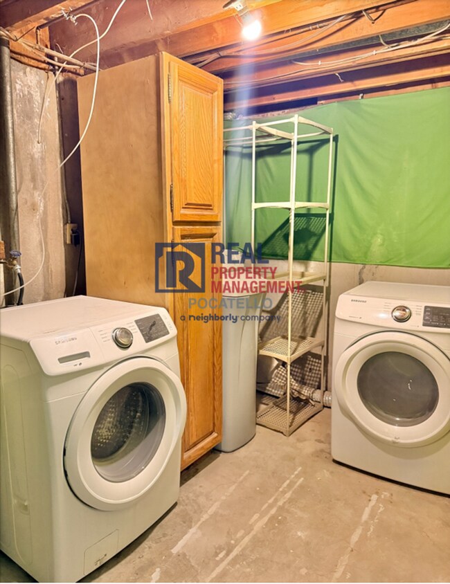 Building Photo - 5 bed 2 bath house - 1 car garage - pet friendly