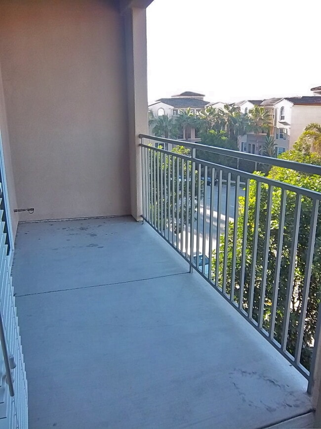 Building Photo - GORGEOUS TOP FLR CONDO BY CENTRAL PARK w/LAUNDRY+PATIO+2 CAR Parking