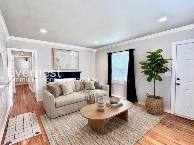 Building Photo - Charming 2-Bed/2 bath Bungalow with Modern Amenities and Ideal Location / Pet-Friendly / Availabl...