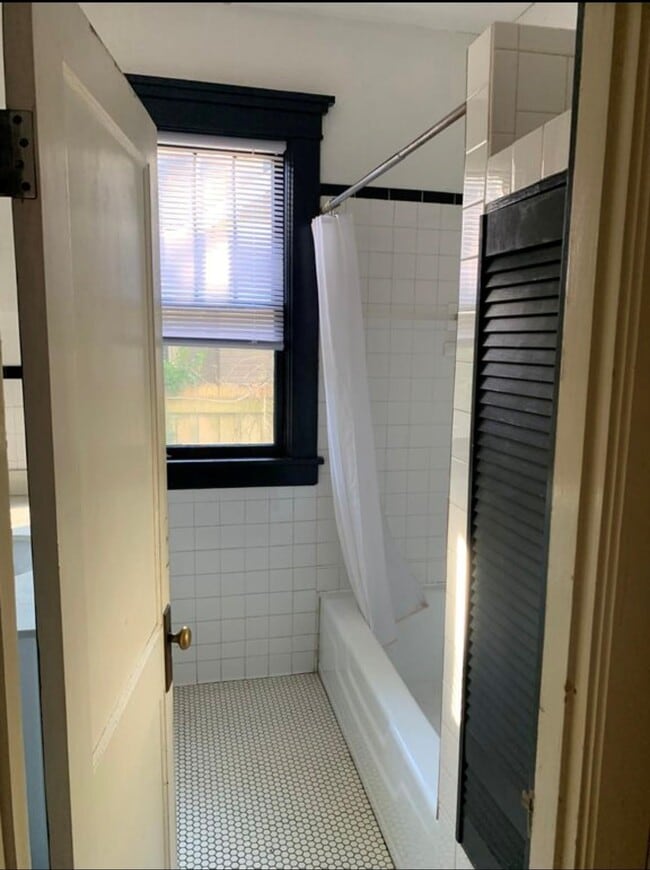 Building Photo - 450 Garland St