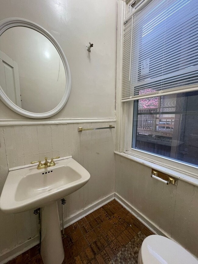 Building Photo - Amazing 3 bdrm/1.5 bath House Conveniently Located in The Heart of VCU and Downtown!