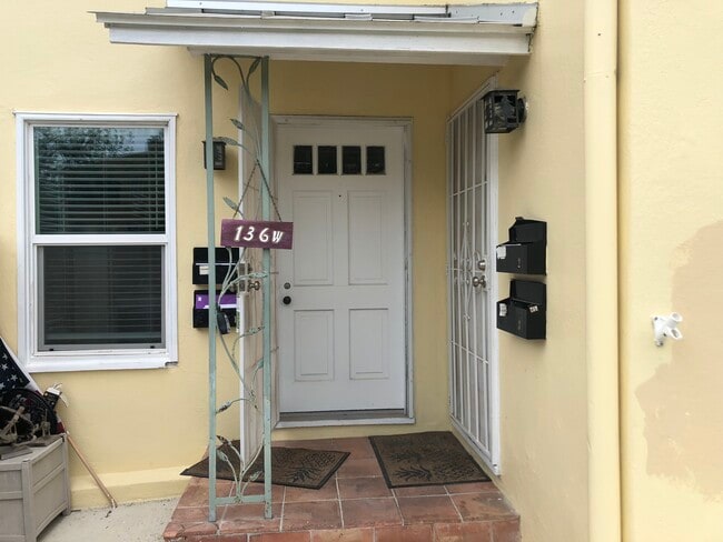 Building Photo - 136 W Ridgewood Ct