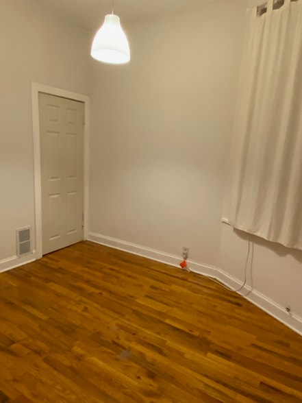 Bedroom 2, closet - 3314 W Monroe St