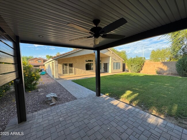 Building Photo - 613 W Canary Way