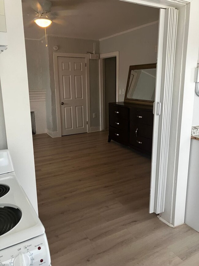 Building Photo - Cute one bedroom