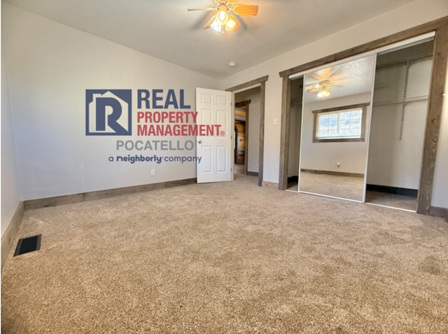 Building Photo - Beautiful 5 bed 2 bath country living - 5+...