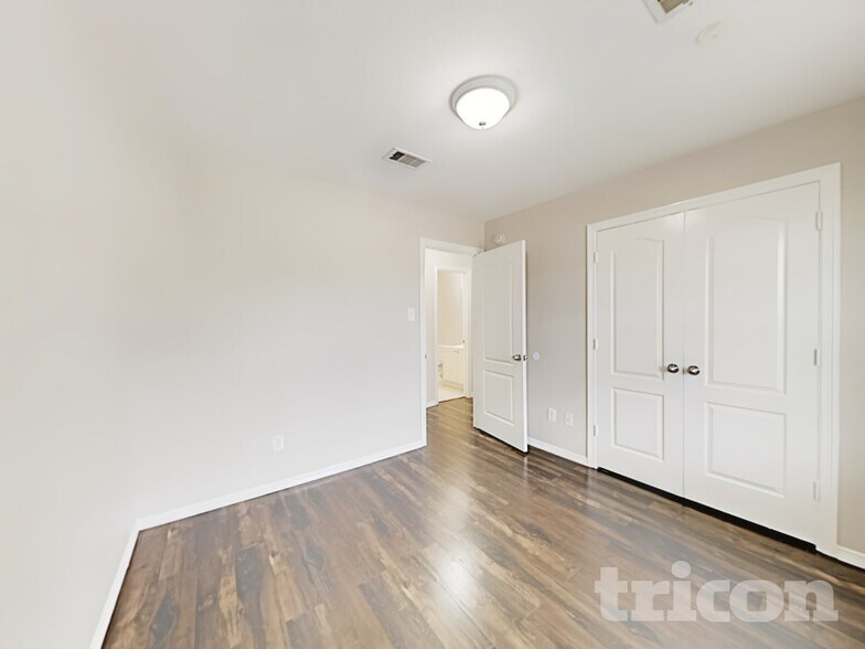 Building Photo - 2002 Briar Grove Dr