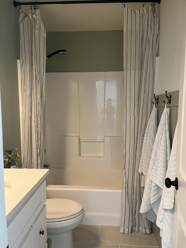 Building Photo - 4565 Lucerne Ave