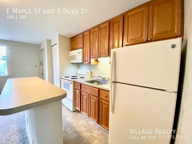 Building Photo - 451 E Maple St