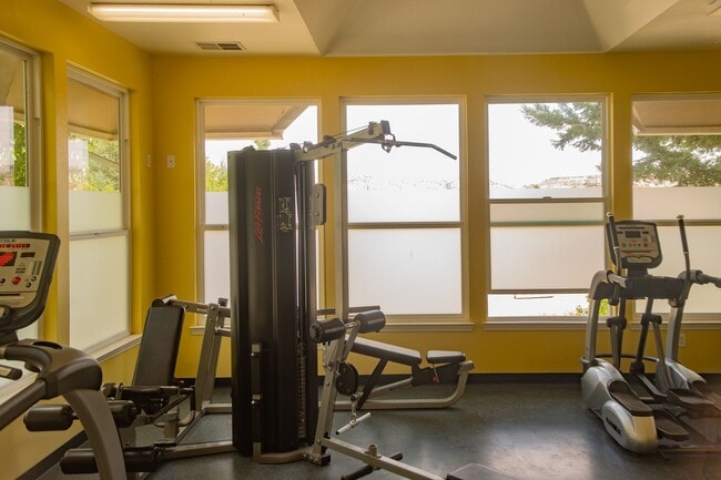 Building Photo - 2 Bedroom Suites Condo Near UNR