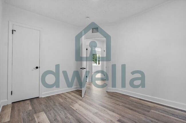Building Photo - 451 Loring Dr