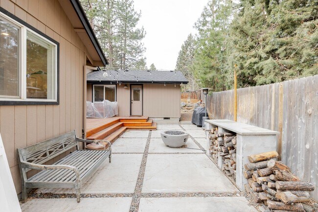 Building Photo - 3BR Furnished NW Bend Home