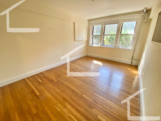 Building Photo - Large 2 Bed Available NOW!!!
