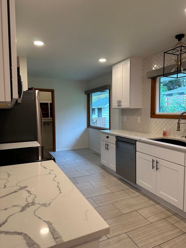 Building Photo - GORGEOUS RANCH STYLE HOME ON HUGE MANICURED LOT IN GARDEN HOME IN SW PORTLAND