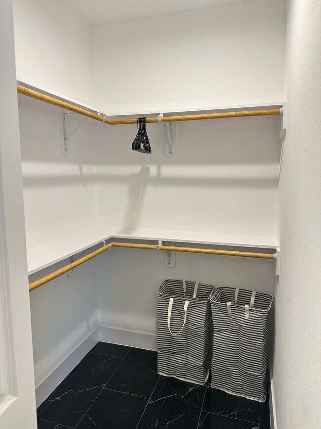 Building Photo - 5774 Heron Dr