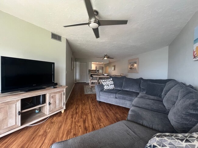 Building Photo - BEAUTIFUL and Renovated Riverfront Furnish...