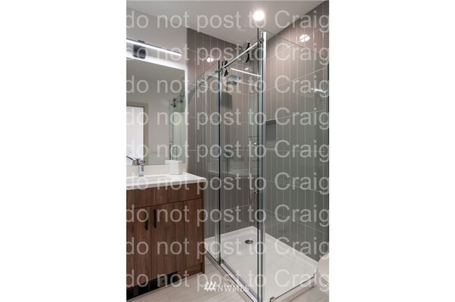 Building Photo - West Seattle - 3 Bedroom - 2.5 Bathroom w/...