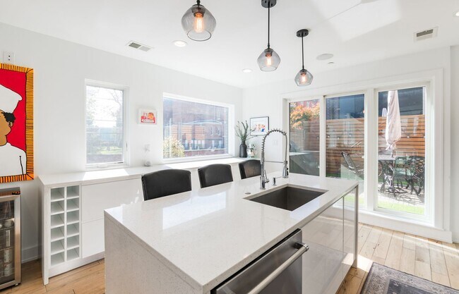 Building Photo - Three Bed Olde Kensington Home