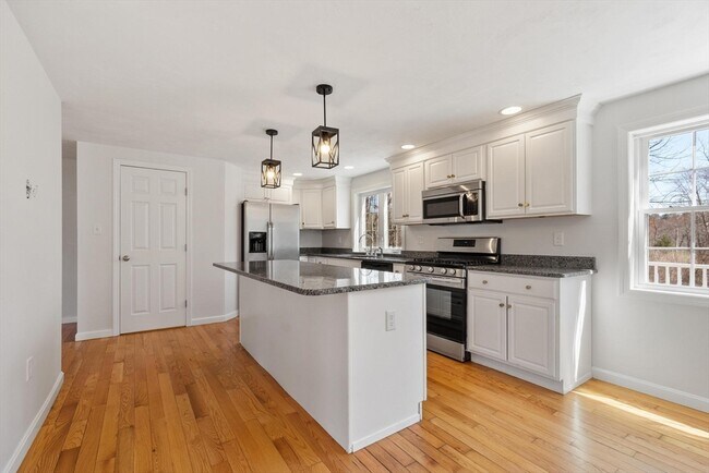 Building Photo - 27 Pine St