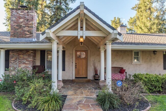 Building Photo - Gorgeous Property on Private Street conveniently located on West side near Downtown!