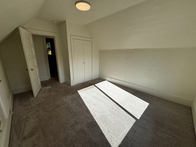 Building Photo - Charming duplex-style house in the heart of Green Lake and Tangletown