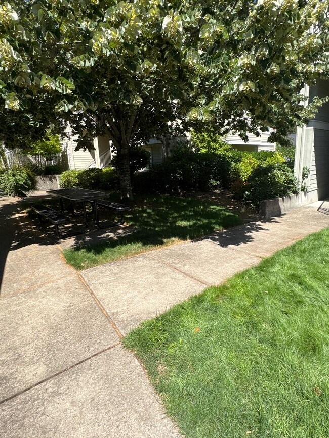 Building Photo - Beautiful 1 Bedroom 1 Bath Condo Located i...