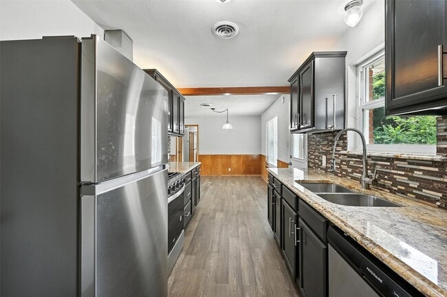 Building Photo - 302 Young Dr