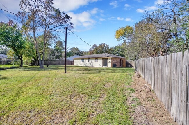 Building Photo - 1018 Surrey Ct