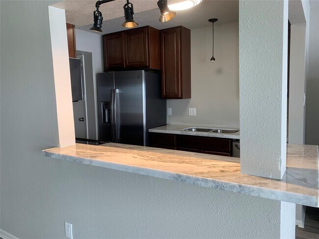 Building Photo - 500 Tiki Dr