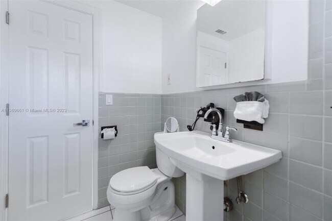 Building Photo - 2465 Bimini Ln