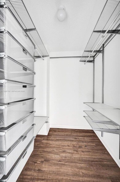 Building Photo - 520 SE 5 Ave