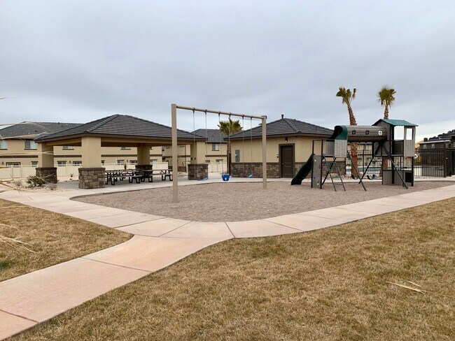 Building Photo - Spacious 3-Bedroom Townhome in Black Hawk ...