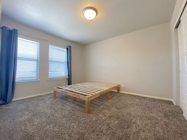 Building Photo - East El Paso 3 bed Refirg A/C