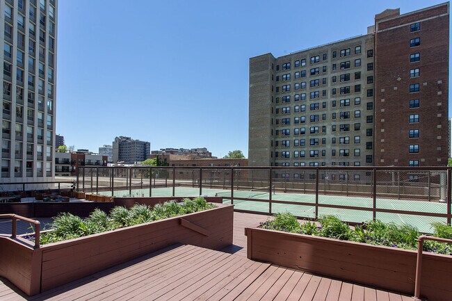 Building Photo - 2650 N Lakeview Ave