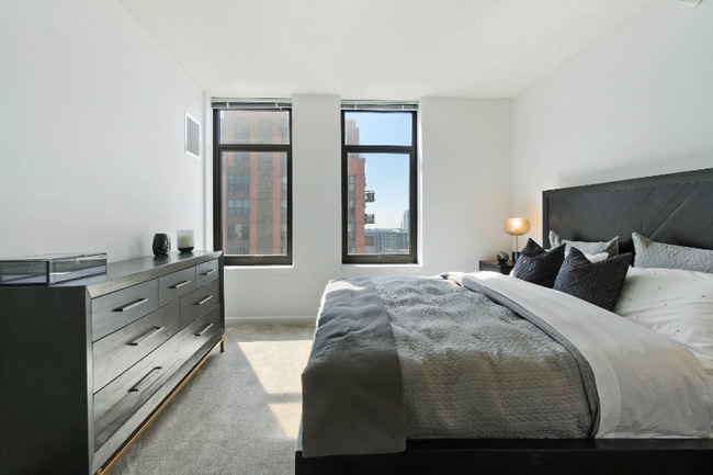 Building Photo - 318 N Desplaines St