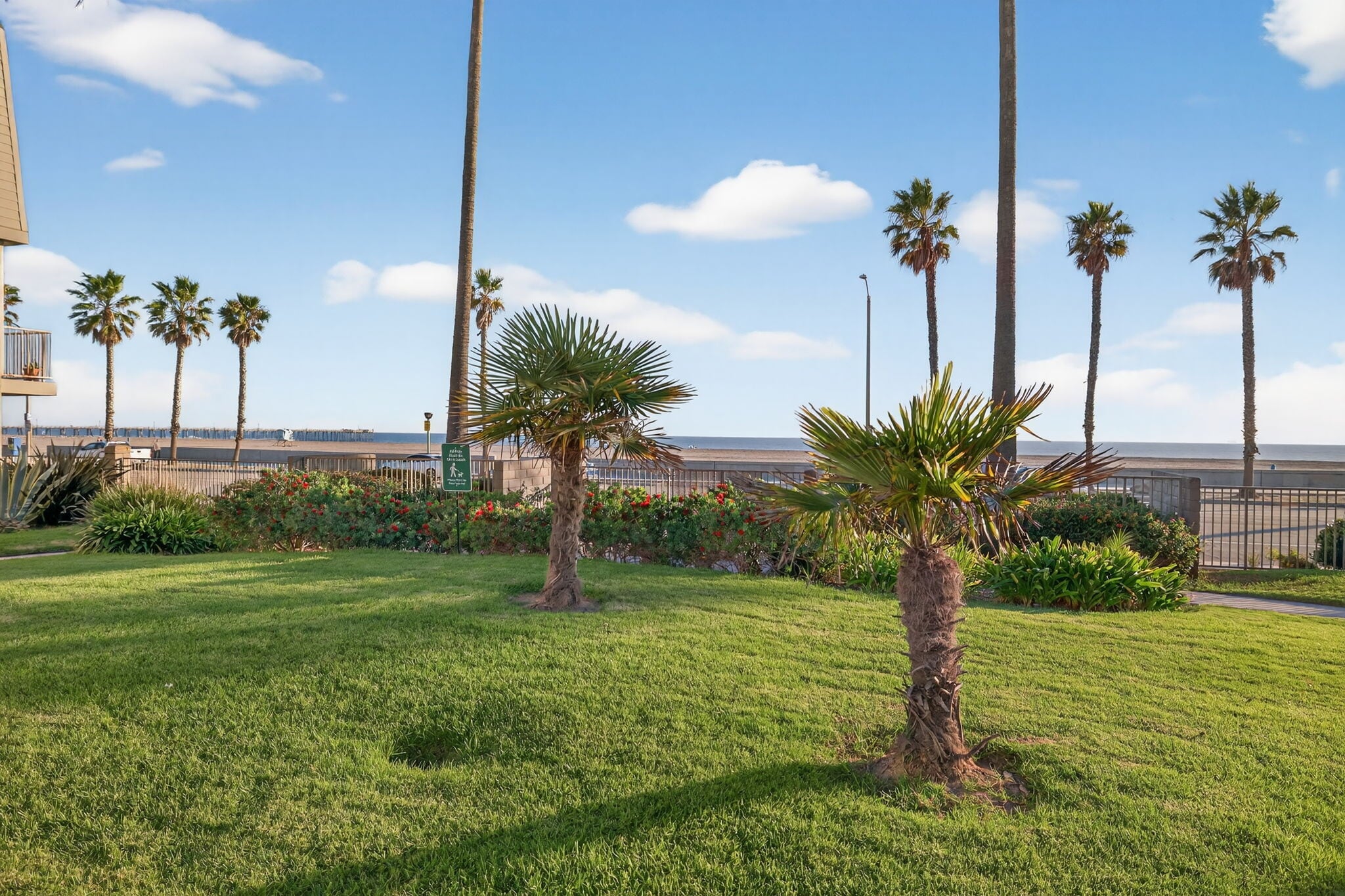 Building Photo - 218 E Surfside Dr