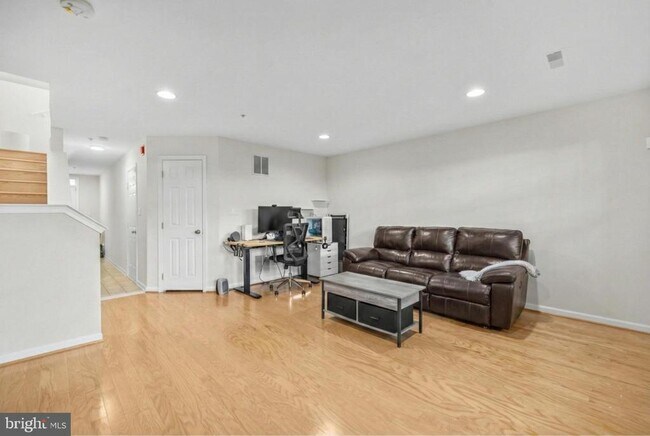 Building Photo - 381 Livermore Ln