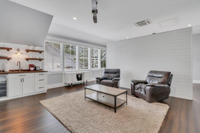 Building Photo - Spacious & Furnished Garage Apartment in Palmetto Bluff!