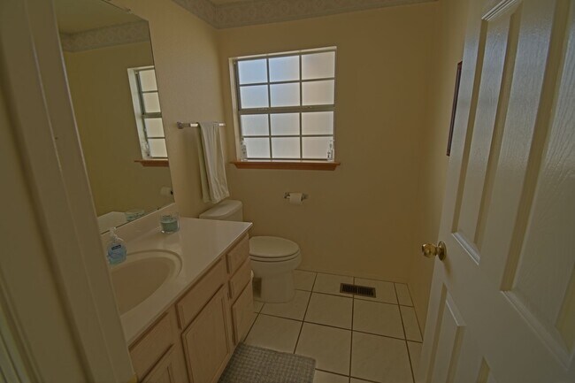 Building Photo - 4BD/3BA Available for Move In! Northeast Heights