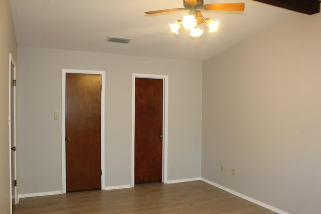 Building Photo - 1414 N Live Oak St
