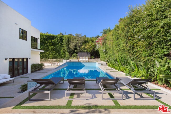 Building Photo - 1378 N Doheny Dr