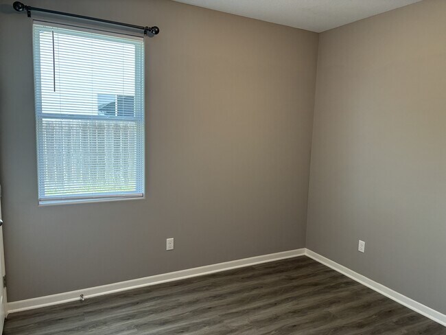 Building Photo - 464 S Longbranch Dr