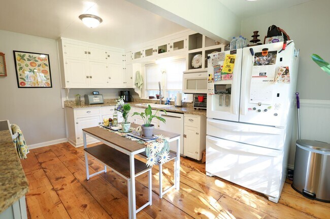 Building Photo - Beautifully Updated 4 bed house w/ fully fenced in yard **