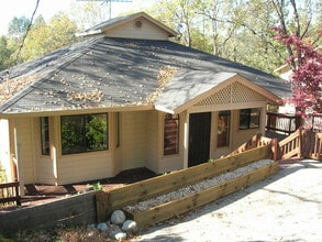 Building Photo - Very nice and comfortable Alta Sierra Home
