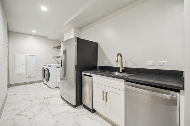 Building Photo - 1717 Bissonnet St