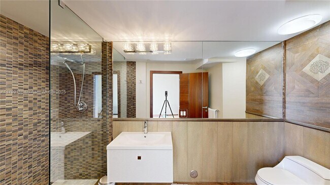 Building Photo - 18201 Collins Ave