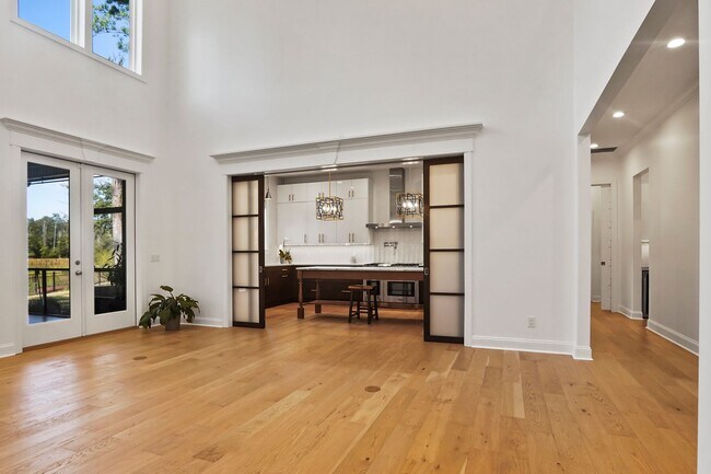 Building Photo - Pool/ Waterfront/ Custom Home in Waterways!