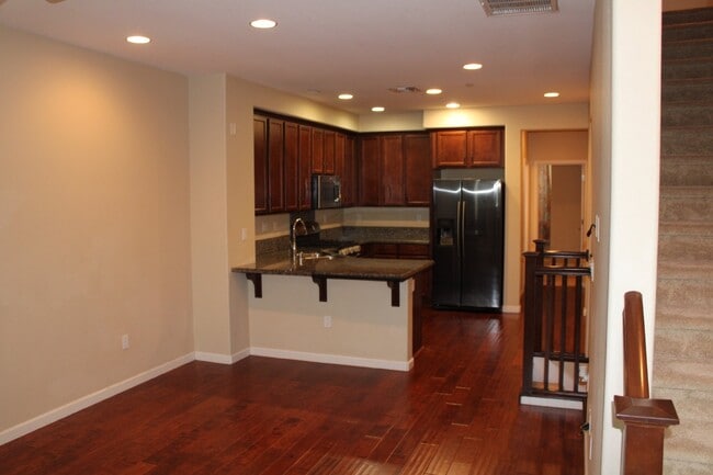 Building Photo - Beautiful 3 Bed, 3 Bath Condo in Perfect M...