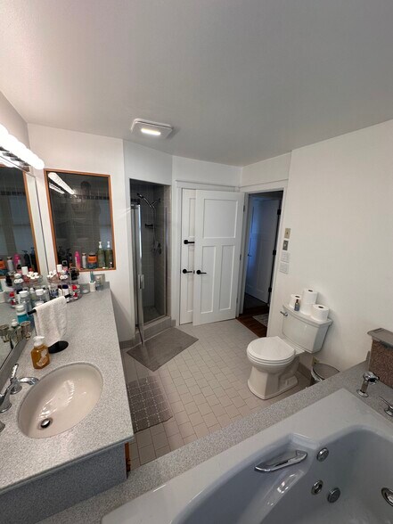 Building Photo - W267N2926 Peterson Dr